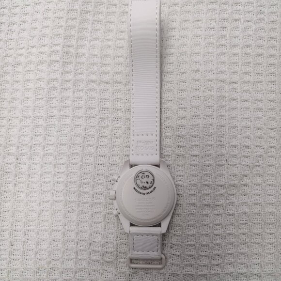 Swatch x Omega co-branded moon phase watch | Snoopy moon landing limited edition - Picture 4 of 9